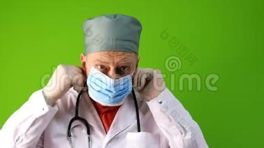 戴医用口罩和带注射器的医用手套的高级成人医生正在准备注射.. 病毒防护